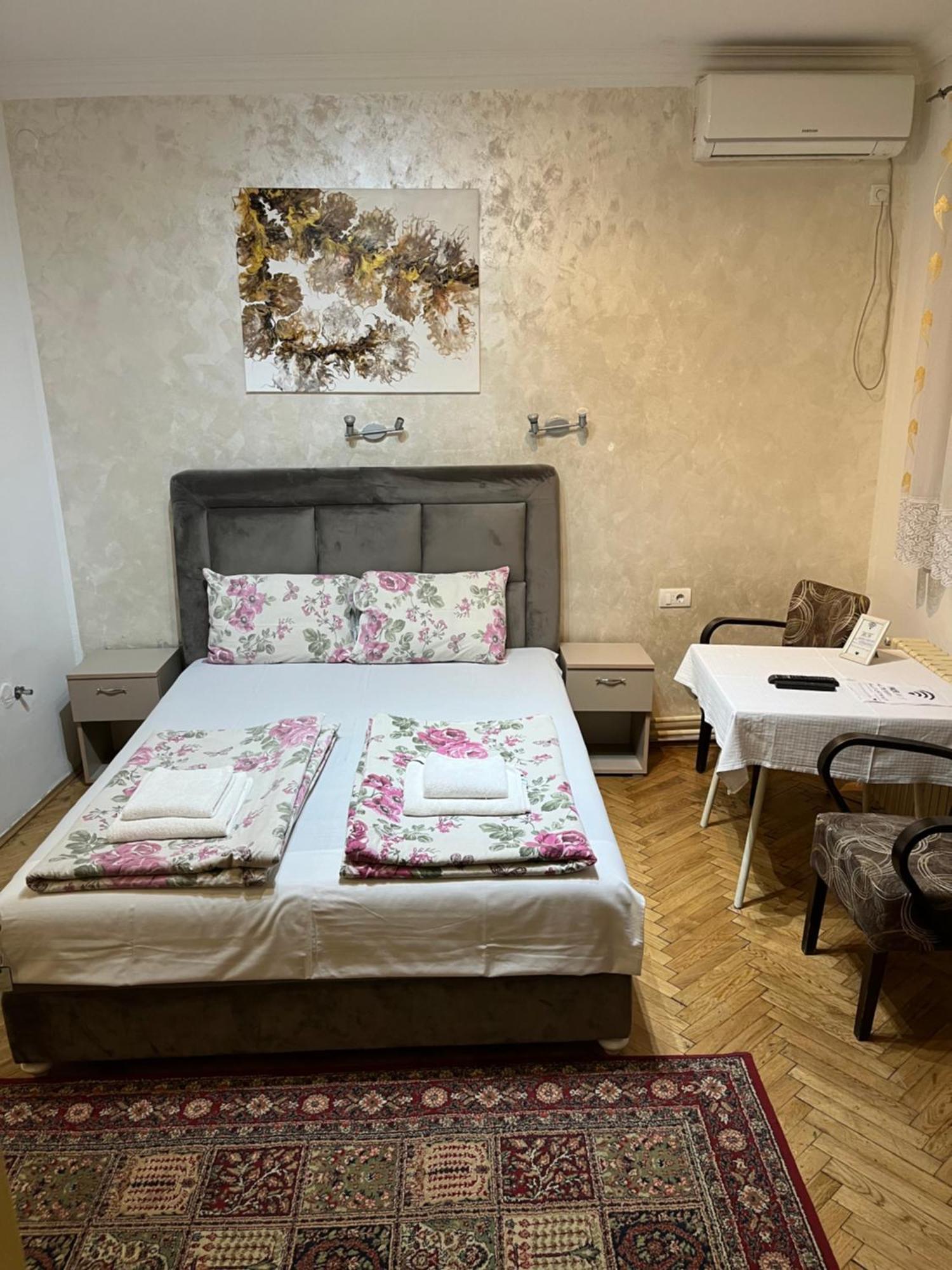 Sobe Sa Sopstvenim Kupatilom Private Rooms Bathroom In Center 诺威萨 外观 照片